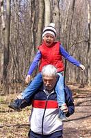 enfant heureux sur les épaules de grand-père photo