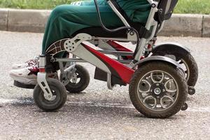 fauteuil roulant et homme recadré dedans photo