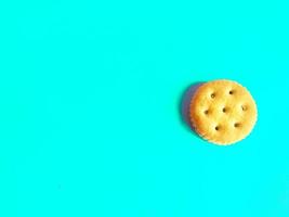 Biscuits savoureux isolés, arrière-plan bleu de l'espace de copie photo