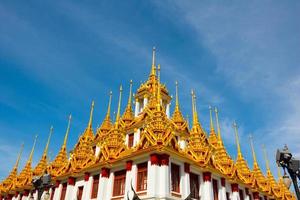 temple de toit sur ciel bleu en thaïlande. nom du temple wat ratchanadda à bangkok. photo
