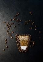 grains de café placés en forme de tasse photo