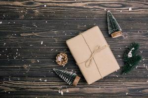composition de vacances de noël avec boîte-cadeau rouge et décoration d'étiquette sur fond en bois, nouvel an et noël ou anniversaire avec des cadeaux sur une table en bois en saison, vue de dessus ou à plat.