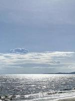 journée ensoleillée sur la vue sur la mer photo