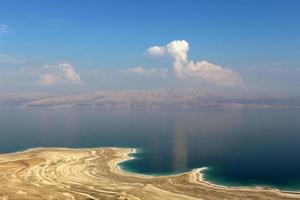 la mer morte est un lac salé entre israël, la jordanie et la rive ouest du jordanie. photo