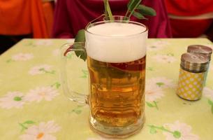 bière légère fraîche dans un verre. photo