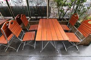 table et chaises dans un café dans un parc de la ville photo