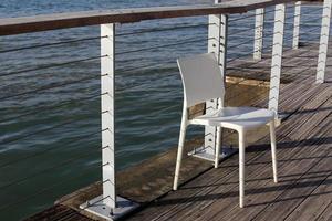 chaise sur la mer méditerranée photo