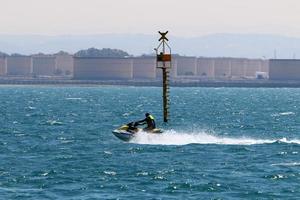 phare - un moyen d'équipement de navigation sur la côte de grands réservoirs photo