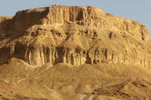 Montagnes dans le désert du Néguev dans le sud d'Israël photo