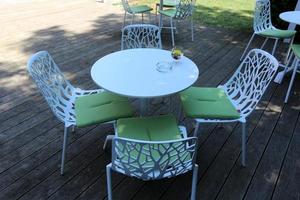 table et chaises dans un café dans un parc de la ville photo