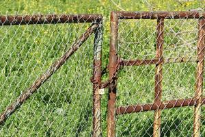 un cadenas en fer est suspendu à une porte fermée photo