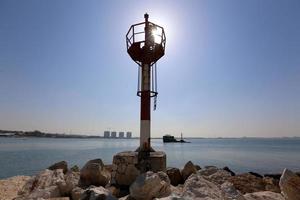 phare - un moyen d'équipement de navigation sur la côte de grands réservoirs photo