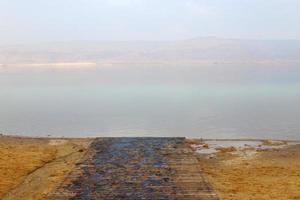 rive de la mer morte au sud d'israël. photo