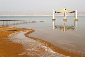 rive de la mer morte au sud d'israël. photo