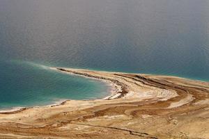 la mer morte est un lac salé entre israël, la jordanie et la rive ouest du jordanie. photo