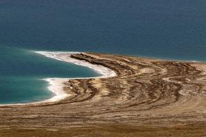 rive de la mer morte au sud d'israël. photo