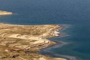 la mer morte est un lac salé entre israël, la jordanie et la rive ouest du jordanie. photo