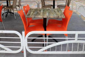 chaise et table dans un café sur la côte méditerranéenne photo