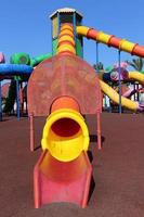 Aire de jeux pour enfants dans un parc de la ville d'Israël photo