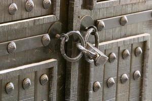 un cadenas en fer est suspendu à une porte fermée photo