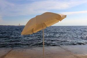 parapluie pour se protéger du soleil brûlant photo