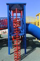 Aire de jeux pour enfants dans un parc de la ville d'Israël photo