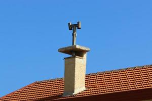 Toit en tuiles rouges sur un immeuble résidentiel en Israël photo