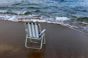 chaise sur la mer méditerranée photo