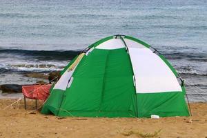 tente touristique sur la côte méditerranéenne. photo