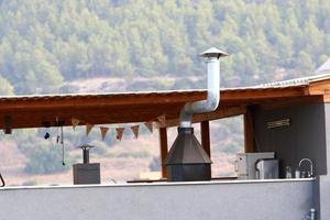 cheminée sur le toit de la maison photo