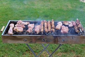 la viande est frite sur des charbons ardents dans le gril photo