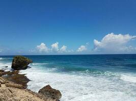 l'eau de mer à la plage de guajataca à isabela puerto rico avec des rochers photo