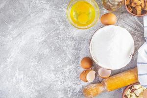 farine et ingrédients pour faire la pâte. ingrédients pour la cuisson de la pizza, du pain, de la boulangerie photo