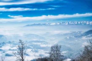 paysages des langhe piémontaises sous la neige blanche, à l'hiver 2022 photo