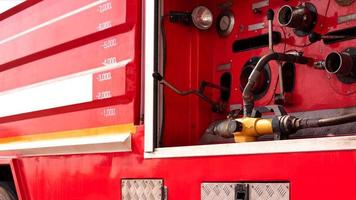 mise au point sélective à la pression manométrique jaune avec levier de soupape et pompe de sécurité incendie haute pression sur la vue latérale du camion de pompiers rouge photo