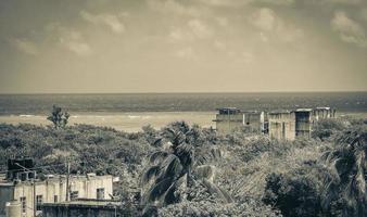 vue panoramique sur l'océan et la plage des caraïbes paysage urbain playa del carmen. photo