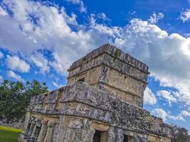 ruines antiques de tulum site maya temple pyramides artefacts paysage marin mexique. photo