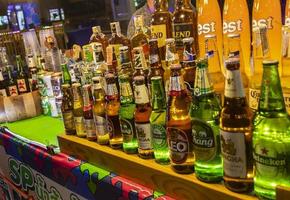 huai khwang bangkok thaïlande 2018 chang, singha et leo beer thai night market, bangkok, thaïlande. photo