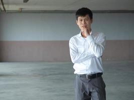 homme d'affaires gestionnaire décontracté vêtements de cérémonie chemise blanche regarder la caméra bras croisés.homme jeune adulte portrait intelligent beau idée travail emploi profession professionnel.blanc isolat fond de studio espace de copie photo