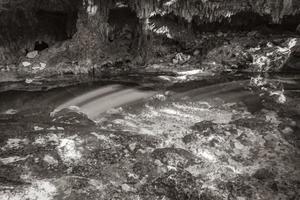 eau bleu turquoise grotte calcaire gouffre cenote tajma ha mexico. photo