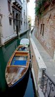 bateau et ruelle du canal photo