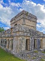 ruines antiques de tulum site maya temple pyramides artefacts paysage marin mexique. photo