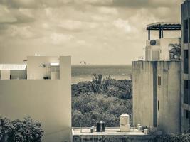 vue panoramique sur l'océan et la plage des caraïbes paysage urbain playa del carmen. photo