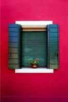 fenêtre dans un mur coloré rose burano photo