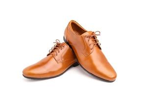 Nouvelles chaussures en cuir pour hommes de couleur marron isolées sur blanc photo