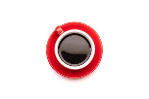 vue de dessus café noir ou americano en tasse rouge isolé sur blanc photo