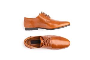 Nouvelles chaussures en cuir pour hommes de couleur marron isolées sur blanc photo