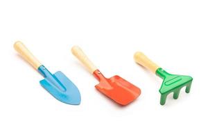 Outils de jardin pour enfants isolé sur fond blanc photo