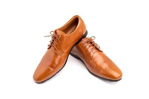 Nouvelles chaussures en cuir pour hommes de couleur marron isolées sur blanc photo