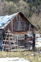 maisons abandonnées et détruites dans les villages ukrainiens. à cause de la guerre. départ des territoires occupés. guerre en ukraine. photo